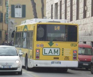 Una delle Lam della Cpt, quella verde, in servizio nei pressi del tribunale
