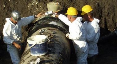 <b>TECNICI ASA.</b> Al lavoro per riparare un guasto al maxi-tubo che porta lacqua da Filettole 
