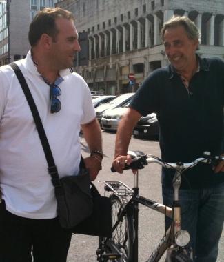 Il segretario comunale Yari De Filicaia davanti al Comune col sindaco Alessandro Cosimi
