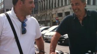 Il segretario comunale Yari De Filicaia davanti al Comune col sindaco Alessandro Cosimi