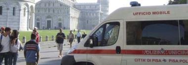 Una pattuglia della polizia municipale impegnata in controlli e palazzo Gambacorti sede del Comune  