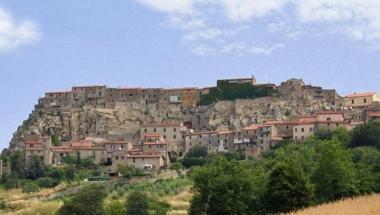 <b>ROCCASTRADA.</b> Veduta del paese, in questi giorni i veleni non mancano 