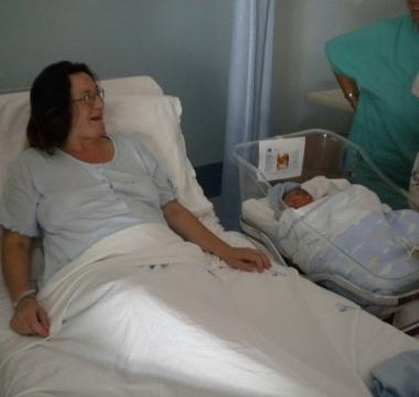 La mamma con il piccolo Cristian Luigi e il saluto del sindaco  