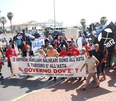 Spiagge ancora nel mirino del governo a sinistra una protesta dei balneari  