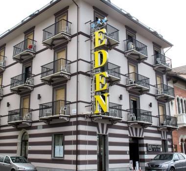 Un cantiere edile, lhotel Eden (a sinistra) i bagni della Terrazza della Repubblica  