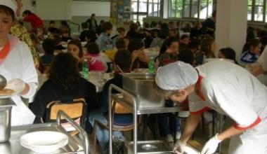 Costerà di più far mangiare i figli a scuola: aumenti per mense e trasporti