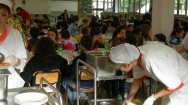 Costerà di più far mangiare i figli a scuola: aumenti per mense e trasporti