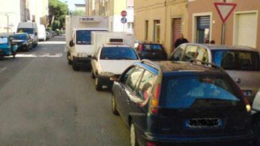 In via Vico auto in seconda fila