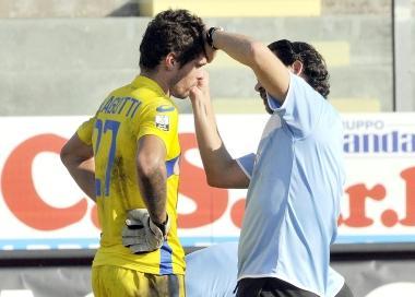 Il portiere azzurro Alberto Pelagotti medicato dal dottor Morelli 
