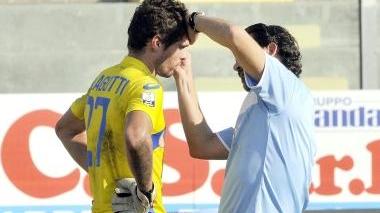 Il portiere azzurro Alberto Pelagotti medicato dal dottor Morelli