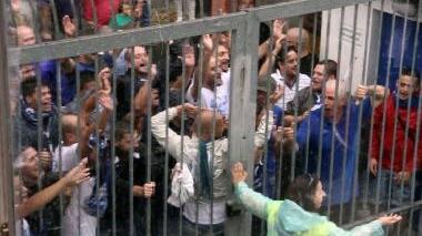 Un gruppo di tifosi a fine partita si è portato davanti al cancello degli spogliatoi per far ...