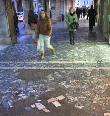 I portici di via Grande preda del degrado 