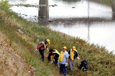 Volontari di Legambiente in riva allArno  