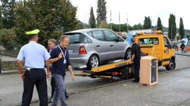 Una delle auto rimosse dai vigili urbani