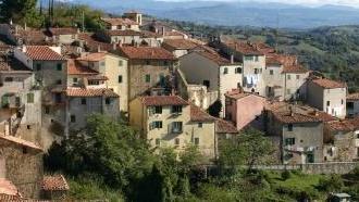<b>SCANSANO.</b> Una veduta del borgo affacciato in collina