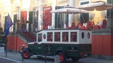 Il pulmino d’epoca utilizzato per portare il pubblico al Casinò