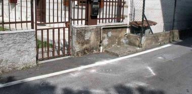 I segni fatti dalla scientifica davanti al cancello 