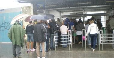 Piove, tutti in piedi coi tornelli chiusi