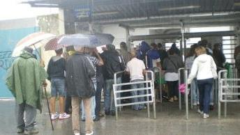 Piove, tutti in piedi coi tornelli chiusi