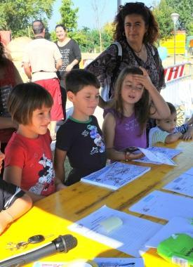 Alcuni dei bambini intervenuti alla festa della scienza organizzata nel parco fluviale 