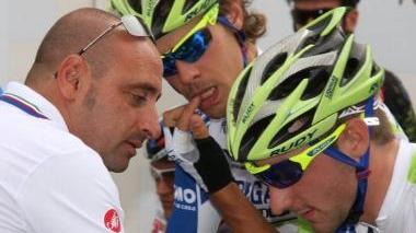 Sagan taglia il traguardo e sotto Bettini parla coi ciclisti