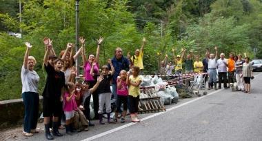<b>PULIAMO IL MONDO.</b> I ragazzi e i volontari che ieri hanno pulito dai rifiuti il greto del Serra          