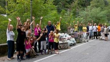 <b>PULIAMO IL MONDO.</b> I ragazzi e i volontari che ieri hanno pulito dai rifiuti il greto del Serra