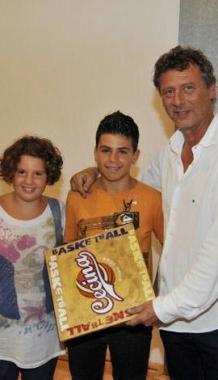 Il presidente del Basket Cecina Elio Parietti che premia i figli di Mirco Pellegrini     