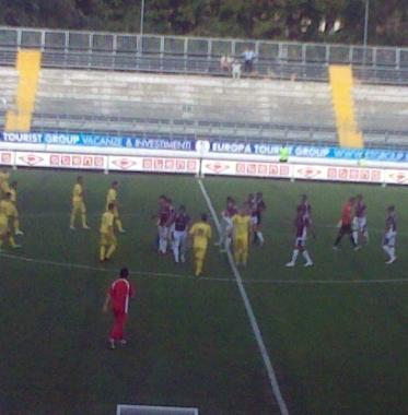 le squadre al centro del campo e a destra il direttore Nelso Ricci  