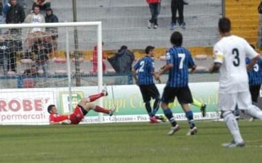 <b>PISA-FOGGIA. </b>In alto i tifosi sotto la pioggia (tornelli bloccati); qui a sinistra la parata di Pugliesi su Giovio; sopra, la Nord nerazzurra 