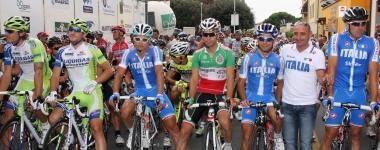 Paolo Bettini fra i ciclisti alla partenza  