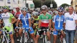 Paolo Bettini fra i ciclisti alla partenza