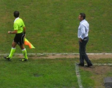 Da sin., lallenatore Maurizi d&agrave; indicazioni a suoi a bordo campo; Rachid Arma (Spal), autore del gol della vittoria, ha anche colpito una traversa nel primo tempo; lotta a centrocampo, Licata va via in mezzo agli avversari  