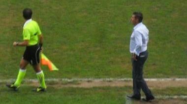 Da sin., l’allenatore Maurizi dà indicazioni a suoi a bordo campo; Rachid Arma (Spal), autore del gol della vittoria, ha anche colpito una traversa nel primo tempo; lotta a centrocampo, Licata va via in mezzo agli avversari