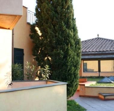 Una pattuglia dei carabinieri e in alto una veduta del ristorante-hotel La Pietra 