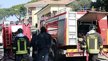 Squadre dei vigili del fuoco in azione