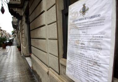 <b>BILANCIO IN ROSSO.</b> A destra lingresso della sede in centro con il manifesto del Consiglio; sotto, il presidente Roberto Monciatti 