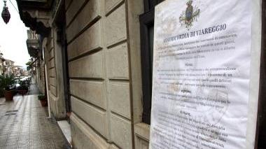 <b>BILANCIO IN ROSSO.</b> A destra l’ingresso della sede in centro con il manifesto del Consiglio; sotto, il presidente Roberto Monciatti