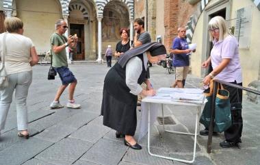 Il banchino del comitato davanti a Palazzo dei vescovi  
