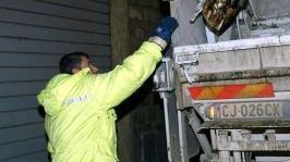 La raccolta porta a porta e a sinistra la stazione ecologica