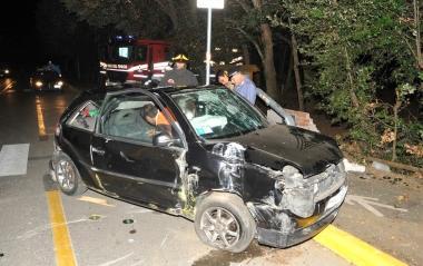 Lauto finita contro il palo della luce sulla Principessa 