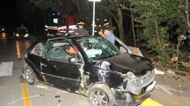 L’auto finita contro il palo della luce sulla Principessa