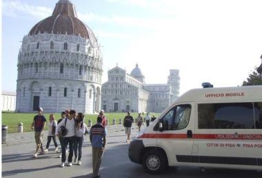 La stazione mobile dei vigili in Piazza dei Miracoli 