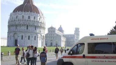La stazione mobile dei vigili in Piazza dei Miracoli