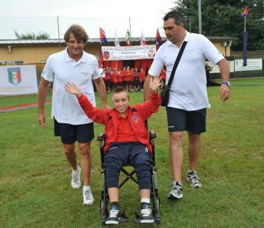Marco Baroncini mentre entra in campo con le braccia alzate 