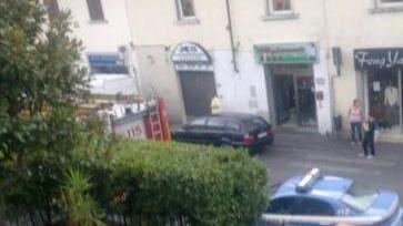 L’intervento della polizia e dei vigili del fuoco in via Pistoiese