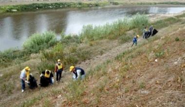 Motorini e siringhe in riva all'Arno, in azione i volontari di Legambiente