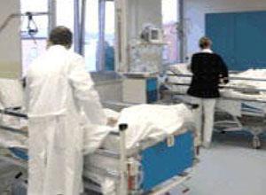 Medico al telefono durante un esame al cuore
