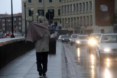 Maltempo, decine di interventi dei pompieri per alberi e cornicioni pericolanti