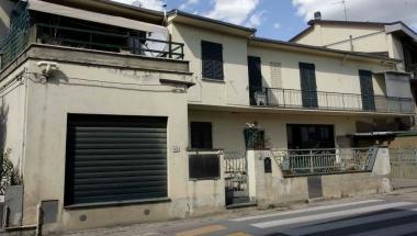 In alto i farmaci sequestrati e sopra lappartamento trasformato in studio medico abusivo 